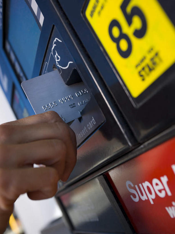 西方人,手,一个人,竖图,室外,特写,白天,侧面,信用卡,欧洲,欧洲人,仅一个男性,仅一个人,仅一个中年男性,握,标志,数字,文字,字符,标识,一个,手部,卡,握着,储蓄卡,阿拉伯数字,加油站,单个,单手,银行卡,男人,男性,中年男性,白种人,半身,彩图,补充站,公共加油站,汽车加油站