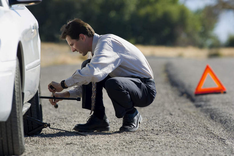 西方人,一个人,商务人士,商务男性,蹲,横图,室外,白天,侧面,衬衫,植物,道路,路,公路,汽车,欧洲,欧洲人,仅一个男性,仅一个人,一辆,握,阴影,套装,光线,工具,影子,领带,交通,注视,车,树,树木,仅一个年轻男性,绿色,阳光,自然,交通工具,轿车,低头,观察,看,握着,生长,成长,观看,扳手,修理,察看,象征,庄重,关注,载具,商务装,身份,抛锚,工薪阶层,正式,地位,扳头,垂头,男人,男性,年轻男性,白种人,白领,上班族,马路,蹲着,彩图,全身,衬衣