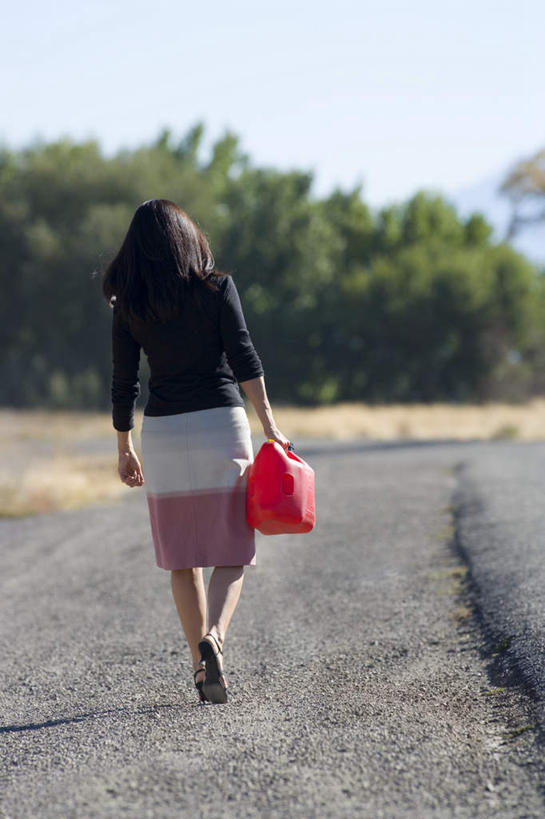 西方人,一个人,商务人士,商务女性,走,竖图,室外,白天,植物,欧洲,欧洲人,仅一个女性,仅一个人,阴影,套装,朦胧,模糊,光线,桶,影子,塑料,拎,注视,树,树木,一个,背面,红色,蓝色,绿色,蓝天,天空,阳光,自然,容器,塑料制品,天,观察,看,仅一个中年女性,生长,晴朗,单个,成长,观看,储藏,塑料桶,察看,储存,关注,商务装,工薪阶层,万里无云,女人,女性,中年女性,白种人,白领,上班族,晴空,晴空万里,步行,走路,彩图,全身,贮存,油桶,拎着