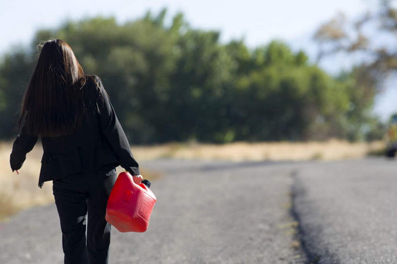 西方人,一个人,商务人士,商务女性,走,横图,室外,白天,植物,欧洲,欧洲人,仅一个女性,仅一个人,阴影,套装,朦胧,模糊,光线,桶,影子,塑料,拎,注视,树,树木,一个,背面,红色,蓝色,绿色,蓝天,天空,阳光,自然,容器,塑料制品,天,观察,看,仅一个中年女性,生长,晴朗,单个,成长,观看,储藏,塑料桶,察看,储存,关注,商务装,工薪阶层,万里无云,女人,女性,中年女性,白种人,白领,上班族,晴空,晴空万里,步行,走路,半身,彩图,贮存,油桶,拎着