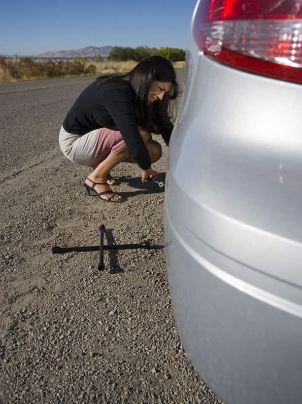 西方人,一个人,商务人士,商务女性,蹲,竖图,室外,白天,侧面,植物,道路,路,公路,汽车,照明,欧洲,欧洲人,仅一个女性,仅一个人,一辆,握,阴影,套装,朦胧,模糊,光线,工具,影子,灯光,交通,注视,车,灯,树,树木,绿色,阳光,自然,灯具,交通工具,轿车,低头,观察,看,仅一个中年女性,警示,握着,生长,成长,观看,扳手,修理,车灯,尾灯,照亮,提醒,察看,照明设备,关注,提示,载具,商务装,抛锚,工薪阶层,扳头,垂头,女人,女性,中年女性,白种人,白领,上班族,马路,蹲着,彩图,全身