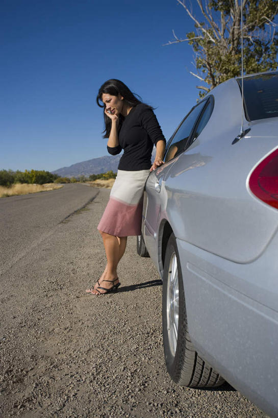 西方人,一个人,商务人士,商务女性,站,打电话,竖图,室外,白天,侧面,植物,窗户,道路,路,公路,汽车,电话,手机,欧洲,欧洲人,仅一个女性,仅一个人,一辆,握,阴影,套装,光线,影子,交通,注视,通讯设备,玻璃窗,车,树,树木,蓝色,绿色,蓝天,天空,阳光,自然,车窗,交通工具,轿车,天,低头,观察,看,靠,靠着,站着,仅一个中年女性,握着,生长,晴朗,成长,观看,察看,关注,载具,商务装,工薪阶层,万里无云,一部,垂头,交流,女人,女性,中年女性,白种人,白领,上班族,晴空,晴空万里,马路,沟通,通话,站立,彩图,全身