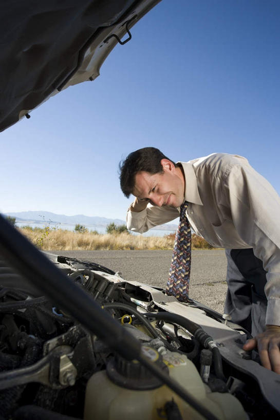 西方人,一个人,商务人士,商务男性,站,竖图,室外,白天,侧面,衬衫,道路,路,公路,汽车,欧洲,欧洲人,仅一个男性,仅一个人,一辆,阴影,套装,光线,影子,交通,注视,车,仅一个年轻男性,蓝色,蓝天,天空,阳光,交通工具,轿车,天,低头,观察,看,站着,晴朗,观看,修理,烦恼,察看,关注,载具,商务装,抛锚,工薪阶层,万里无云,垂头,男人,男性,年轻男性,白种人,白领,上班族,晴空,晴空万里,马路,站立,半身,彩图,衬衣