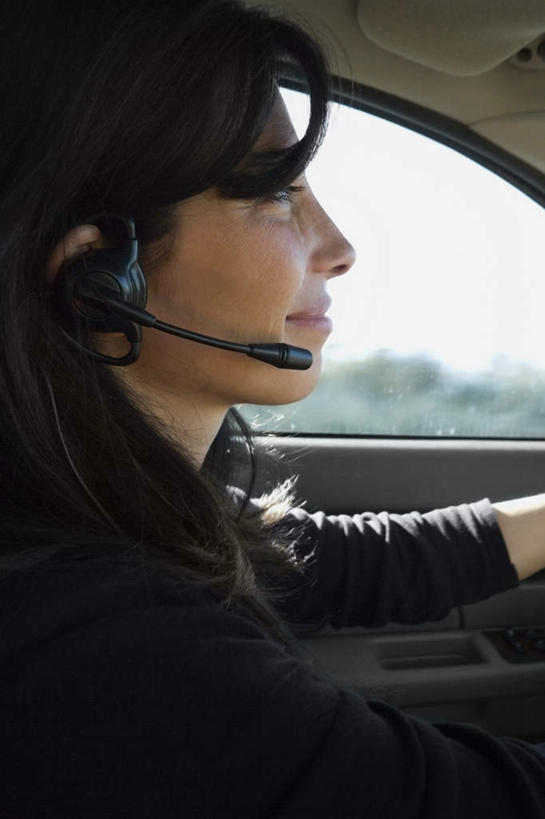 西方人,脸,头,脸颊,一个人,商务人士,商务女性,坐,竖图,室外,特写,白天,侧面,快乐,满意,幸福,窗户,汽车,欧洲,欧洲人,仅一个女性,仅一个人,一辆,阴影,套装,反射,影子,音响,音乐,注视,娱乐,肩膀,玻璃窗,车,车窗,耳机,交通工具,轿车,观察,驾驶,看,行驶,仅一个中年女性,享受,休闲,放松,搭,观看,操纵,控制,察看,舒适,享乐,搭着,关注,载具,商务装,工薪阶层,操控,把持,女人,女性,中年女性,白种人,头部,脸部,脸蛋,面部,白领,上班族,坐着,半身,彩图