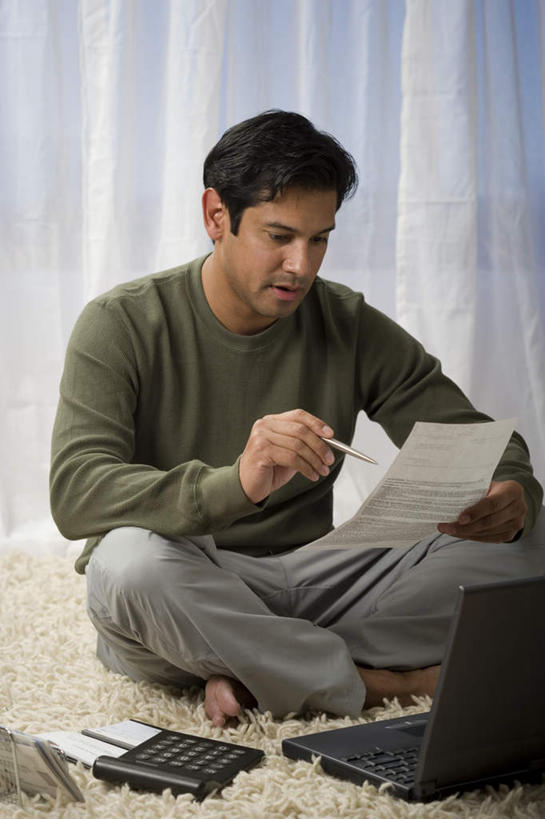 西方人,一个人,坐,盘腿,竖图,室内,白天,正面,计算器,电脑,笔记本电脑,窗帘,欧洲,欧洲人,仅一个男性,仅一个人,仅一个中年男性,握,服装,装饰,计算,科学,网络,笔,材料,档案,毯子,文件,墙,办公用品,记事本,注视,休闲装,通讯设备,墙壁,墙面,文具,衣服,帘子,本子,笔记本,学习用品,资料,观察,看,休闲,休闲服,遮阳,握着,理财,财务,服饰,观看,华丽,修饰,一台,文具用品,点缀,察看,无线,关注,数学,文档,通信设备,无线网络,无线上网,便携式电脑,衬托,美观,雅致,雅观,手提电脑,男人,男性,中年男性,白种人,盘腿而坐,盘膝,盘着腿的,盘着腿坐,双腿交叉,坐着,半身,彩图