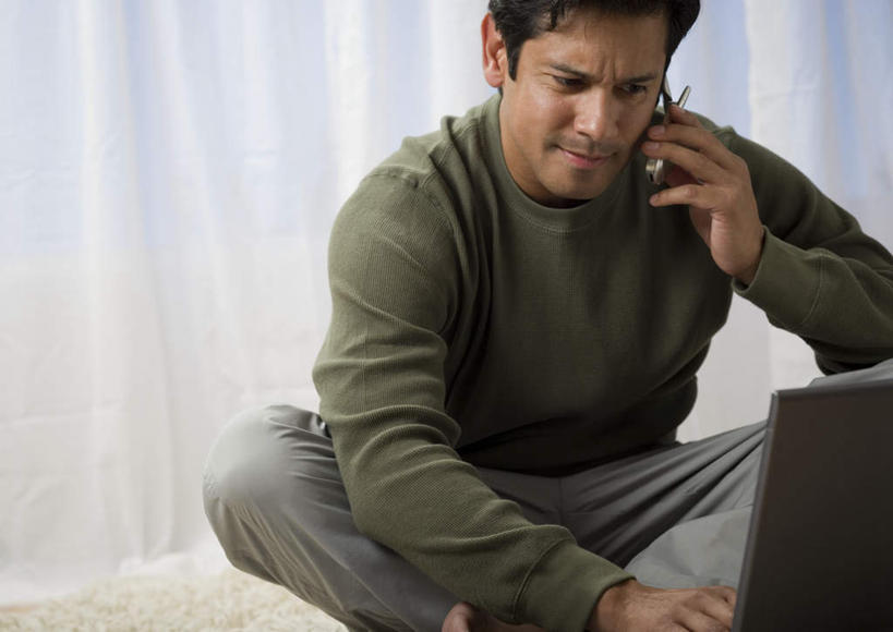 西方人,一个人,坐,盘腿,横图,室内,白天,正面,电脑,笔记本电脑,窗帘,地毯,欧洲,欧洲人,仅一个男性,仅一个人,仅一个中年男性,敲打,握,服装,装饰,网络,注视,休闲装,输入,通讯设备,衣服,帘子,打字,观察,看,休闲,休闲服,遮阳,握着,服饰,观看,点击,华丽,修饰,一台,敲击,点缀,察看,无线,关注,通信设备,无线网络,无线上网,便携式电脑,衬托,美观,雅致,雅观,按键,手提电脑,男人,男性,中年男性,白种人,盘腿而坐,盘膝,盘着腿的,盘着腿坐,双腿交叉,坐着,半身,彩图