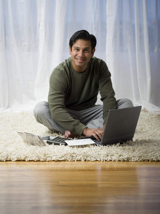 西方人,一个人,坐,盘腿,竖图,室内,白天,正面,计算器,电脑,笔记本电脑,窗帘,地毯,欧洲,欧洲人,仅一个男性,仅一个人,仅一个中年男性,敲打,握,服装,装饰,计算,科学,网络,材料,档案,文件,办公用品,注视,休闲装,输入,通讯设备,衣服,帘子,资料,打字,观察,看,休闲,休闲服,遮阳,握着,理财,财务,服饰,观看,点击,华丽,修饰,一台,敲击,点缀,察看,无线,关注,数学,文档,通信设备,无线网络,无线上网,便携式电脑,衬托,美观,雅致,雅观,按键,手提电脑,男人,男性,中年男性,白种人,盘腿而坐,盘膝,盘着腿的,盘着腿坐,双腿交叉,坐着,彩图,全身