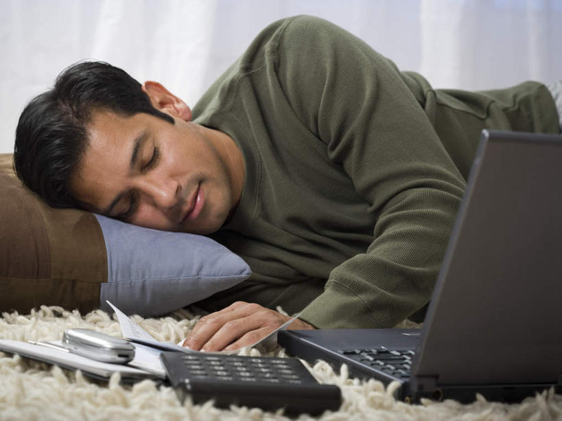 西方人,一个人,躺,闭眼,睡,打电话,横图,室内,白天,正面,计算器,电脑,笔记本电脑,窗帘,地毯,电话,手机,欧洲,欧洲人,仅一个男性,仅一个人,仅一个中年男性,服装,装饰,计算,科学,网络,办公用品,休闲装,通讯设备,衣服,帘子,休闲,休闲服,遮阳,理财,财务,服饰,华丽,修饰,一台,点缀,无线,数学,通信设备,无线网络,无线上网,便携式电脑,一部,衬托,美观,雅致,雅观,卧着,交流,手提电脑,男人,男性,中年男性,白种人,闭眼睛,闭着眼,闭着眼睛,沟通,困,困觉,寝息,睡觉,躺着,通话,卧,半身,彩图