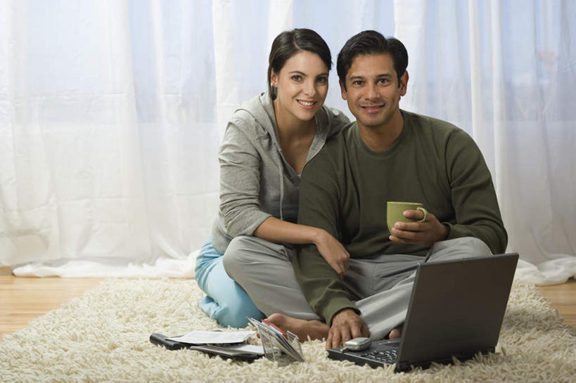 西方人,两个人,家庭,夫妻,坐,笑,盘腿,微笑,露齿笑,横图,室内,白天,正面,爱情,计算器,电脑,笔记本电脑,窗帘,地毯,杯子,欧洲,欧洲人,服装,装饰,计算,科学,网络,材料,瓷器,档案,文件,办公用品,咖啡杯,陶瓷制品,浪漫,注视,休闲装,通讯设备,衣服,帘子,资料,观察,看,休闲,温暖,温馨,一家人,休闲服,遮阳,恩爱,搭,理财,财务,恋人,服饰,观看,华丽,修饰,一台,点缀,和睦,察看,无线,搭着,关注,数学,文档,瓷杯,通信设备,无线网络,无线上网,便携式电脑,衬托,美观,雅致,雅观,手提电脑,男人,男性,女人,女性,中年男性,中年女性,白种人,夫妇,情侣,盘腿而坐,盘膝,盘着腿的,盘着腿坐,双腿交叉,坐着,彩图,全身,伴侣,融洽