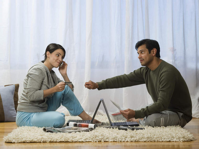 西方人,两个人,家庭,夫妻,坐,盘腿,横图,室内,白天,侧面,爱情,阅读,计算器,信用卡,电脑,笔记本电脑,窗帘,地毯,杂志,欧洲,欧洲人,握,学习,服装,装饰,计算,科学,网络,材料,档案,文件,办公用品,浪漫,注视,休闲装,通讯设备,相视,衣服,帘子,资料,观察,看,休闲,温暖,温馨,一家人,面对面,休闲服,遮阳,卡,恩爱,读书,浏览,握着,储蓄卡,理财,财务,恋人,服饰,观看,对视,华丽,修饰,点缀,两台,和睦,察看,无线,互视,关注,数学,文档,通信设备,相对,无线网络,无线上网,便携式电脑,相看,衬托,美观,雅致,雅观,银行卡,手提电脑,男人,男性,女人,女性,中年男性,中年女性,白种人,夫妇,情侣,盘腿而坐,盘膝,盘着腿的,盘着腿坐,双腿交叉,坐着,彩图,全身,伴侣,融洽