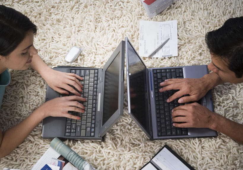 西方人,两个人,家庭,夫妻,横图,俯视,室内,白天,爱情,阅读,电脑,笔记本电脑,地毯,杂志,欧洲,欧洲人,敲打,学习,阴影,服装,装饰,编织,反射,网络,笔,材料,档案,文件,影子,手工艺品,办公用品,织物,浪漫,注视,休闲装,输入,通讯设备,文具,衣服,学习用品,资料,工艺品,打字,低头,观察,看,趴着,休闲,温暖,温馨,一家人,休闲服,恩爱,读书,浏览,恋人,服饰,观看,点击,华丽,修饰,敲击,文具用品,点缀,两台,和睦,察看,无线,关注,文档,通信设备,无线网络,无线上网,便携式电脑,衬托,美观,雅致,雅观,按键,手提电脑,男人,男性,女人,女性,中年男性,中年女性,白种人,夫妇,情侣,趴,半身,彩图,高角度拍摄,伴侣,融洽