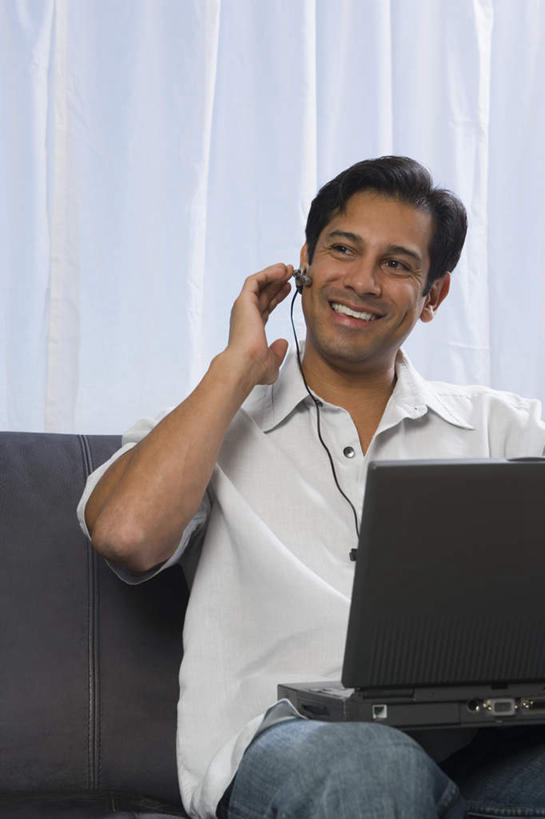 西方人,一个人,客厅,坐,打电话,竖图,室内,白天,正面,电脑,笔记本电脑,窗帘,地板,靠垫,沙发,电话,手机,欧洲,欧洲人,仅一个男性,仅一个人,仅一个中年男性,握,服装,装饰,网络,墙,靠枕,地面,注视,休闲装,通讯设备,木地板,墙壁,墙面,衣服,帘子,垫子,枕头,观察,看,休闲,休闲服,遮阳,握着,服饰,观看,华丽,修饰,一台,点缀,察看,无线,起居室,关注,通信设备,无线网络,布艺沙发,无线上网,便携式电脑,一部,衬托,美观,雅致,雅观,客堂,交流,手提电脑,男人,男性,中年男性,白种人,沟通,通话,坐着,半身,彩图