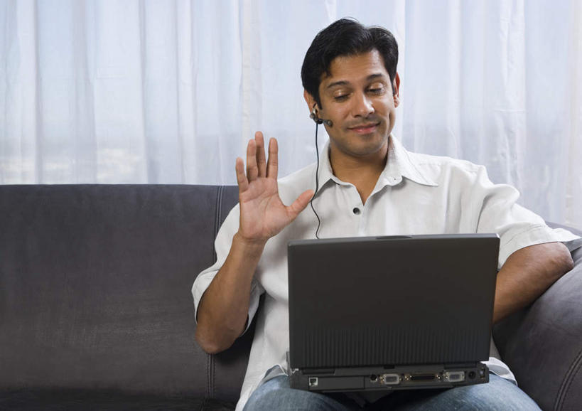 西方人,一个人,客厅,坐,举,横图,室内,白天,正面,快乐,满意,幸福,电脑,笔记本电脑,窗帘,地板,靠垫,沙发,欧洲,欧洲人,仅一个男性,仅一个人,仅一个中年男性,服装,装饰,网络,墙,靠枕,音响,地面,音乐,挥手,注视,休闲装,娱乐,通讯设备,再见,木地板,墙壁,墙面,一个,衣服,帘子,耳机,垫子,枕头,观察,看,手势,托,招手,享受,休闲,休闲服,遮阳,放松,服饰,单个,告别,观看,华丽,修饰,一台,点缀,察看,无线,起居室,舒适,享乐,关注,通信设备,无线网络,摆动,布艺沙发,无线上网,便携式电脑,离别,衬托,美观,雅致,雅观,辞行,客堂,手提电脑,男人,男性,中年男性,白种人,举起,举手,举着,向上举,向上伸,向上托,坐着,半身,彩图