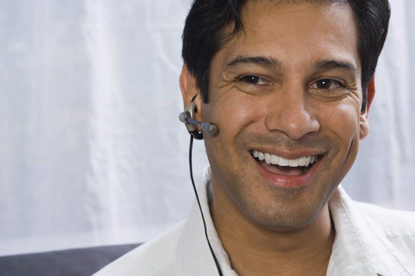 西方人,脸,头,脸颊,一个人,客厅,坐,笑,微笑,露齿笑,横图,室内,特写,白天,正面,快乐,满意,幸福,窗帘,沙发,欧洲,欧洲人,仅一个男性,仅一个人,仅一个中年男性,服装,装饰,音响,音乐,注视,休闲装,娱乐,肩膀,一个,衣服,帘子,耳机,观察,看,享受,休闲,休闲服,遮阳,放松,服饰,单个,观看,华丽,修饰,点缀,察看,起居室,舒适,享乐,关注,布艺沙发,衬托,美观,雅致,雅观,客堂,男人,男性,中年男性,白种人,头部,脸部,脸蛋,面部,坐着,半身,彩图