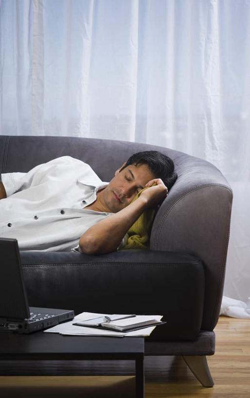 西方人,一个人,客厅,躺,闭眼,睡,竖图,室内,白天,正面,阅读,电脑,笔记本电脑,窗帘,地板,沙发,杂志,欧洲,欧洲人,仅一个男性,仅一个人,仅一个中年男性,学习,服装,装饰,网络,地面,休闲装,通讯设备,木地板,衣服,帘子,看,休闲,休闲服,遮阳,读书,浏览,服饰,华丽,修饰,点缀,无线,起居室,通信设备,无线网络,布艺沙发,无线上网,便携式电脑,衬托,美观,雅致,雅观,客堂,卧着,手提电脑,男人,男性,中年男性,白种人,闭眼睛,闭着眼,闭着眼睛,困,困觉,寝息,睡觉,躺着,卧,半身,彩图