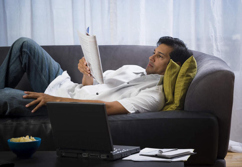 西方人,一个人,客厅,躺,横图,室内,白天,侧面,阅读,电脑,笔记本电脑,窗帘,地板,沙发,杂志,欧洲,欧洲人,仅一个男性,仅一个人,仅一个中年男性,握,学习,服装,装饰,网络,地面,注视,休闲装,通讯设备,木地板,衣服,帘子,观察,看,靠,靠着,休闲,休闲服,遮阳,读书,浏览,握着,服饰,观看,华丽,修饰,点缀,察看,无线,起居室,关注,通信设备,无线网络,布艺沙发,无线上网,便携式电脑,衬托,美观,雅致,雅观,客堂,卧着,手提电脑,男人,男性,中年男性,白种人,躺着,卧,半身,彩图