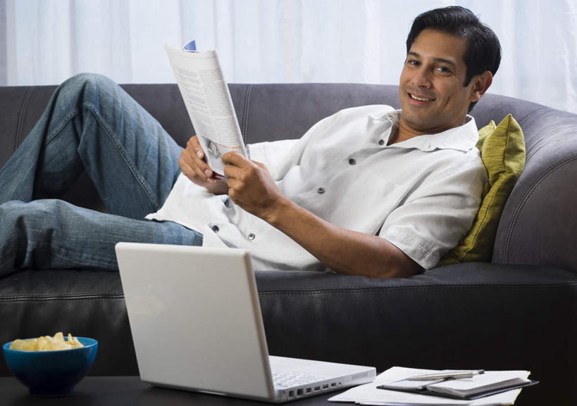 点心,西方人,一个人,客厅,躺,横图,室内,白天,侧面,阅读,电脑,笔记本电脑,窗帘,地板,沙发,桌子,杂志,欧洲,欧洲人,仅一个男性,仅一个人,仅一个中年男性,一堆,许多,握,学习,堆叠,堆积,服装,装饰,网络,木制,塑料,食品,地面,茶几,注视,休闲装,通讯设备,薯片,木地板,食物,衣服,帘子,木制品,容器,塑料制品,碗,零食,观察,看,靠,靠着,休闲,休闲服,遮阳,读书,浏览,握着,服饰,观看,储藏,堆,华丽,修饰,点缀,察看,无线,起居室,储存,关注,通信设备,无线网络,布艺沙发,无线上网,便携式电脑,垃圾食品,衬托,美观,雅致,雅观,客堂,卧着,手提电脑,男人,男性,中年男性,白种人,躺着,卧,半身,彩图,贮存