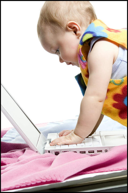 西方人,婴儿,儿童,一个人,坐,竖图,室内,白天,白色背景,侧面,纯洁,电脑,笔记本电脑,欧洲,欧洲人,仅一个人,敲打,服装,网络,注视,休闲装,输入,通讯设备,小孩,衣服,打字,低头,观察,看,休闲,休闲服,可爱,摄影,服饰,活泼,影棚,观看,点击,一台,敲击,察看,无线,关注,宝宝,通信设备,无线网络,无线上网,便携式电脑,纯真,烂漫,无邪,伶俐,天真,按键,手提电脑,白种人,孩子,坐着,半身,彩图,影棚拍摄,拍摄