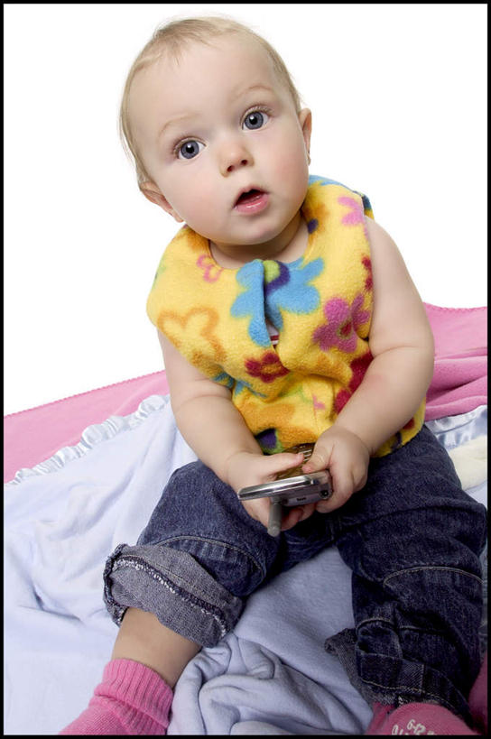 西方人,婴儿,儿童,一个人,坐,打电话,竖图,室内,白天,白色背景,正面,纯洁,电话,手机,欧洲,欧洲人,仅一个人,握,服装,惊讶,注视,休闲装,通讯设备,小孩,衣服,观察,看,张嘴,休闲,休闲服,可爱,握着,摄影,服饰,活泼,影棚,观看,惊奇,察看,关注,宝宝,张大嘴巴,纯真,烂漫,无邪,一部,交流,伶俐,天真,白种人,孩子,张开嘴,沟通,通话,坐着,半身,彩图,影棚拍摄,拍摄