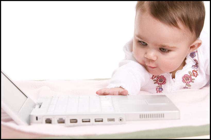 西方人,婴儿,儿童,一个人,横图,室内,白天,白色背景,正面,婴儿服装,纯洁,电脑,笔记本电脑,欧洲,欧洲人,仅一个人,网络,注视,通讯设备,小孩,观察,看,趴着,可爱,摄影,活泼,影棚,观看,一台,察看,无线,关注,宝宝,通信设备,无线网络,无线上网,便携式电脑,纯真,烂漫,无邪,伶俐,天真,手提电脑,白种人,孩子,趴,半身,彩图,影棚拍摄,婴儿服,拍摄