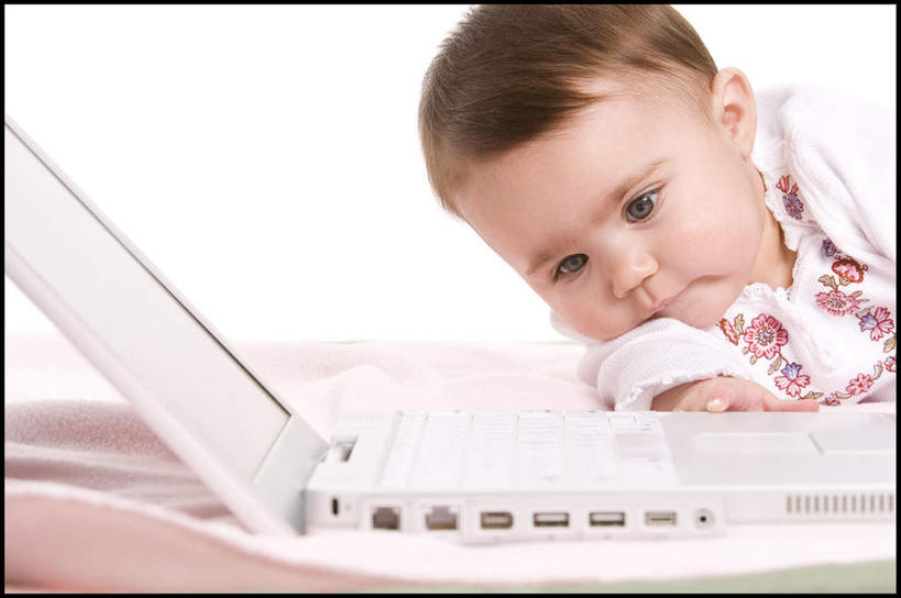 西方人,婴儿,儿童,一个人,横图,室内,白天,白色背景,正面,婴儿服装,纯洁,电脑,笔记本电脑,欧洲,欧洲人,仅一个人,网络,注视,通讯设备,小孩,观察,看,趴着,可爱,摄影,活泼,影棚,观看,一台,察看,无线,关注,宝宝,通信设备,无线网络,无线上网,便携式电脑,纯真,烂漫,无邪,伶俐,天真,手提电脑,白种人,孩子,趴,半身,彩图,影棚拍摄,婴儿服,拍摄