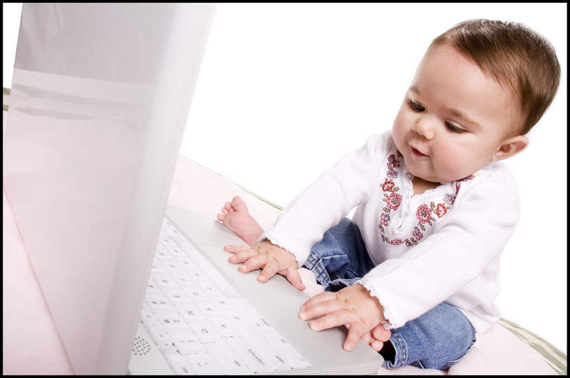 西方人,婴儿,儿童,一个人,坐,横图,室内,白天,白色背景,正面,纯洁,电脑,笔记本电脑,欧洲,欧洲人,仅一个人,敲打,服装,网络,注视,休闲装,输入,通讯设备,小孩,衣服,打字,低头,观察,看,休闲,休闲服,可爱,摄影,服饰,活泼,影棚,观看,点击,一台,敲击,察看,无线,关注,宝宝,通信设备,无线网络,无线上网,便携式电脑,纯真,烂漫,无邪,伶俐,天真,按键,手提电脑,白种人,孩子,坐着,彩图,全身,影棚拍摄,拍摄