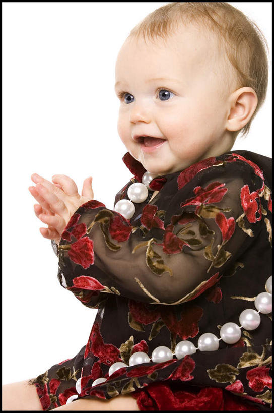 西方人,婴儿,儿童,一个人,坐,笑,鼓掌,微笑,露齿笑,竖图,室内,白天,白色背景,侧面,纯洁,欧洲,欧洲人,仅一个人,服装,注视,休闲装,小孩,衣服,观察,看,休闲,休闲服,可爱,摄影,服饰,活泼,影棚,观看,察看,关注,宝宝,纯真,烂漫,无邪,伶俐,天真,白种人,孩子,拍手,坐着,半身,彩图,影棚拍摄,拍摄