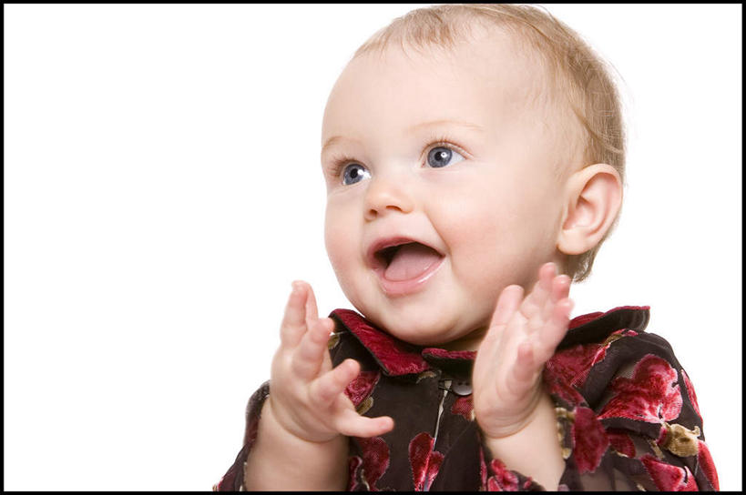 西方人,婴儿,儿童,脸,头,脸颊,一个人,坐,笑,鼓掌,微笑,露齿笑,横图,室内,特写,白天,白色背景,正面,纯洁,欧洲,欧洲人,仅一个人,服装,注视,休闲装,肩膀,小孩,衣服,观察,看,休闲,休闲服,可爱,摄影,服饰,活泼,影棚,观看,察看,关注,宝宝,纯真,烂漫,无邪,伶俐,天真,白种人,孩子,头部,脸部,脸蛋,面部,拍手,坐着,半身,彩图,影棚拍摄,拍摄