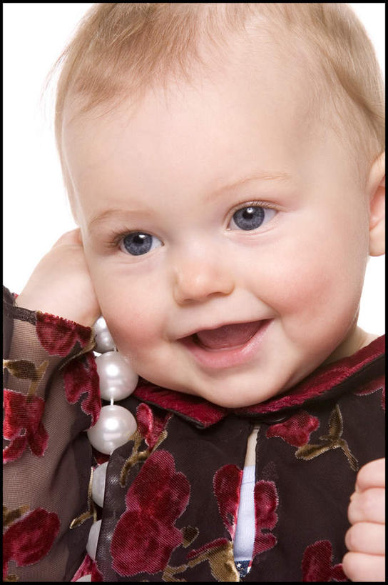 西方人,婴儿,儿童,脸,头,脸颊,一个人,坐,笑,微笑,露齿笑,竖图,室内,特写,白天,白色背景,正面,纯洁,欧洲,欧洲人,仅一个人,服装,注视,休闲装,肩膀,小孩,衣服,观察,看,休闲,休闲服,可爱,摄影,服饰,活泼,影棚,观看,察看,关注,宝宝,纯真,烂漫,无邪,伶俐,天真,白种人,孩子,头部,脸部,脸蛋,面部,坐着,半身,彩图,影棚拍摄,拍摄