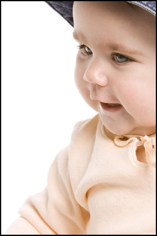 西方人,婴儿,儿童,脸,头,脸颊,一个人,坐,笑,微笑,露齿笑,竖图,室内,特写,白天,白色背景,正面,纯洁,帽子,欧洲,欧洲人,仅一个人,服装,注视,休闲装,肩膀,小孩,衣服,遮阳帽,观察,看,休闲,休闲服,可爱,摄影,服饰,活泼,影棚,观看,察看,关注,宝宝,纯真,烂漫,无邪,一顶,伶俐,天真,白种人,孩子,头部,脸部,脸蛋,面部,坐着,半身,彩图,影棚拍摄,拍摄