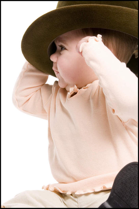 西方人,婴儿,儿童,一个人,坐,竖图,室内,白天,白色背景,正面,纯洁,帽子,欧洲,欧洲人,仅一个人,握,服装,扭头,注视,休闲装,小孩,衣服,观察,看,转头,休闲,休闲服,牛仔帽,可爱,握着,摄影,服饰,活泼,影棚,观看,察看,关注,宝宝,纯真,烂漫,无邪,一顶,伶俐,天真,白种人,孩子,坐着,半身,彩图,影棚拍摄,拍摄