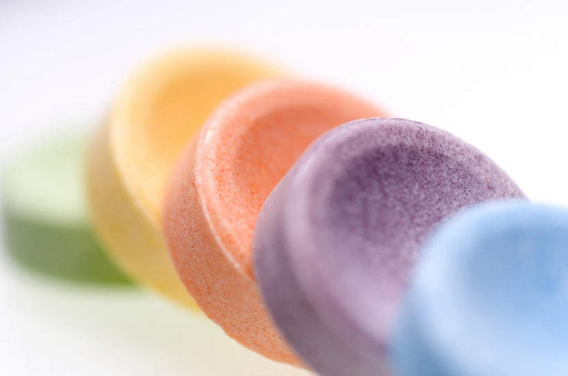 无人,横图,彩色,室内,特写,白天,白色背景,正面,五个,一排,许多,朦胧,模糊,整齐,食品,糖,糖果,甜点,甜品,食物,排列,甜食,摄影,影棚,队列,硬糖,彩图,影棚拍摄,拍摄