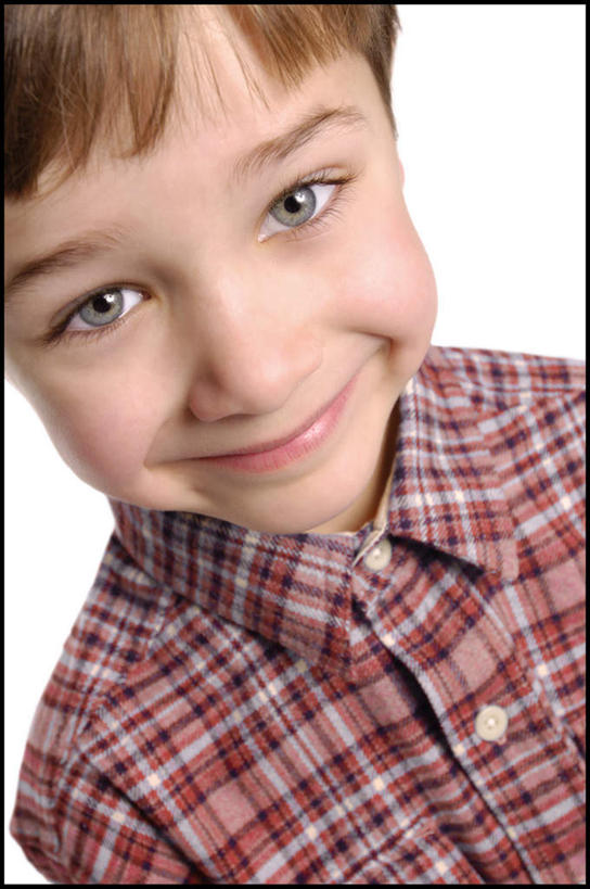 西方人,儿童,脸,头,脸颊,一个人,站,笑,微笑,竖图,室内,特写,白天,白色背景,正面,衬衫,纯洁,欧洲,欧洲人,仅一个男性,仅一个人,服装,方格,格子,注视,休闲装,肩膀,小孩,衣服,观察,看,站着,仅一个小孩,休闲,休闲服,可爱,童年,童趣,摄影,服饰,影棚,观看,察看,关注,童真,烂漫,无邪,天真,男孩,男人,男性,白种人,孩子,头部,脸部,脸蛋,面部,站立,半身,彩图,影棚拍摄,衬衣,拍摄,男生
