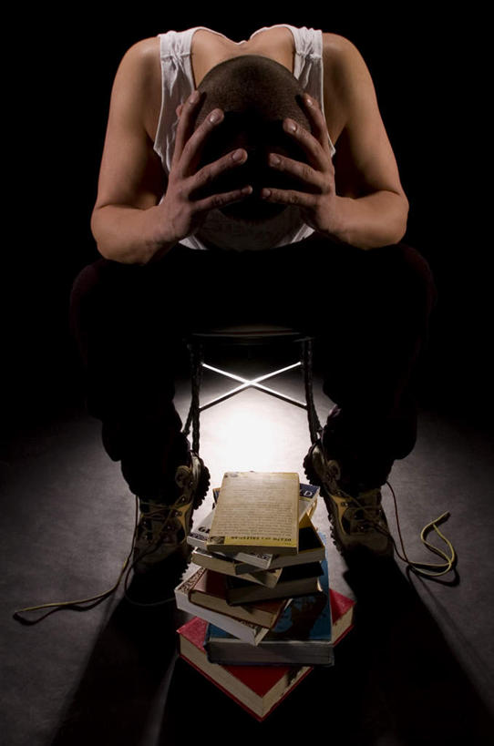 西方人,一个人,坐,竖图,俯视,室内,白天,运动鞋,失败,书籍,鞋子,椅子,欧洲,欧洲人,仅一个男性,仅一个人,一堆,许多,抱头,堆叠,堆积,黑色背景,服装,沮丧,休闲装,仅一个年轻男性,衣服,低头,休闲,难受,休闲服,无奈,摄影,服饰,影棚,堆,休闲鞋,失望,悲伤,伤心,难过,失落,颓废,挫败,受挫,落败,落空,错过,失足,失意,失策,失算,颓丧,衰颓,悲哀,懊丧,颓靡,气馁,丧气,垂头,捧首,捧头,败北,挫折,失利,男人,男性,年轻男性,白种人,书,图书,坐着,彩图,高角度拍摄,全身,影棚拍摄,拍摄