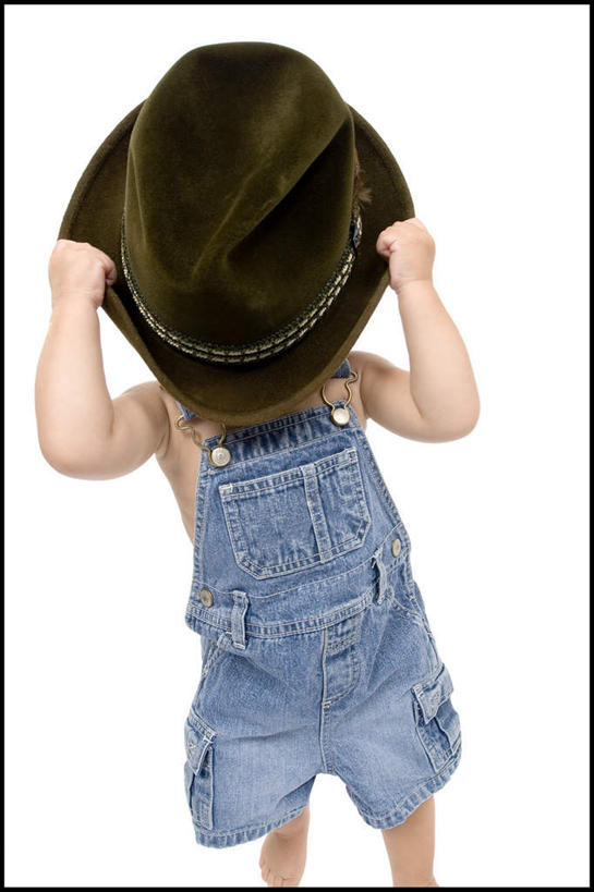 西方人,儿童,一个人,举,竖图,室内,白天,白色背景,正面,纯洁,帽子,欧洲,欧洲人,仅一个男性,仅一个人,握,裤子,小孩,托,仅一个小孩,背带裤,牛仔帽,可爱,童年,童趣,握着,遮,遮掩,摄影,影棚,掩盖,遮挡,童真,烂漫,无邪,遮盖,掩饰,饭单裤,工装裤,天真,男孩,男人,男性,白种人,孩子,举起,举手,举着,向上举,向上伸,向上托,半身,彩图,影棚拍摄,拍摄,男生