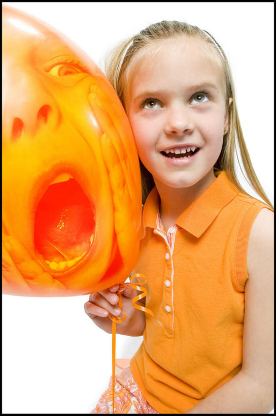 西方人,儿童,一个人,笑,微笑,露齿笑,竖图,室内,白天,白色背景,正面,纯洁,欧洲,欧洲人,仅一个女性,仅一个人,握,服装,装饰,头饰,塑料,注视,休闲装,小孩,衣服,发夹,发饰,夹子,气球,饰品,塑料制品,观察,看,仅一个小孩,休闲,休闲服,橡胶,可爱,童年,童趣,握着,摄影,服饰,影棚,观看,华丽,修饰,点缀,察看,关注,童真,橡胶制品,烂漫,无邪,配饰,衬托,美观,雅致,雅观,天真,女孩,女人,女性,白种人,孩子,抬头,仰头,半身,彩图,影棚拍摄,拍摄,女生