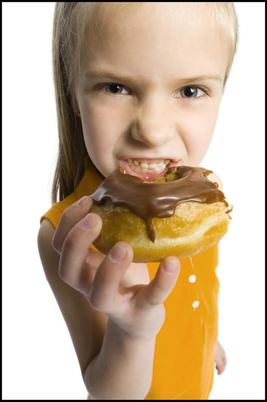 点心,面包,西方人,儿童,手,一个人,吃,竖图,室内,白天,白色背景,正面,纯洁,欧洲,欧洲人,仅一个女性,仅一个人,握,服装,食品,糖,糖果,面点,注视,休闲装,食物,糕点,一个,小孩,衣服,巧克力,甜甜圈,观察,看,仅一个小孩,休闲,手部,休闲服,可爱,童年,童趣,握着,摄影,服饰,影棚,单个,观看,朱古力,单手,察看,关注,童真,烂漫,无邪,多纳滋面包,唐纳滋,天真,女孩,女人,女性,白种人,孩子,面包圈,嚼,食,半身,彩图,影棚拍摄,拍摄,女生