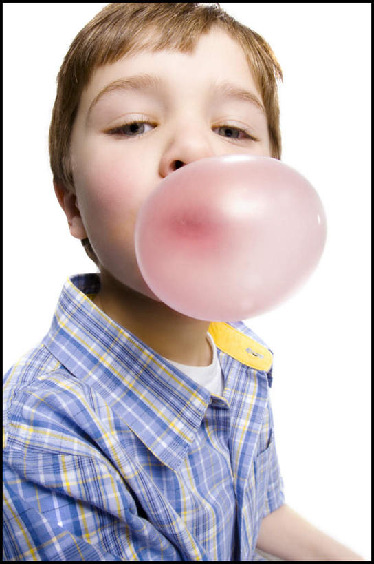 西方人,儿童,一个人,吃,竖图,室内,白天,白色背景,正面,衬衫,纯洁,欧洲,欧洲人,仅一个男性,仅一个人,服装,食品,糖果,软糖,注视,休闲装,食物,一个,小孩,衣服,粉色,甜食,吹,观察,看,仅一个小孩,休闲,休闲服,可爱,童年,童趣,摄影,服饰,影棚,单个,观看,泡泡糖,察看,关注,童真,烂漫,无邪,天真,男孩,男人,男性,白种人,孩子,嚼,食,半身,彩图,影棚拍摄,衬衣,拍摄,男生