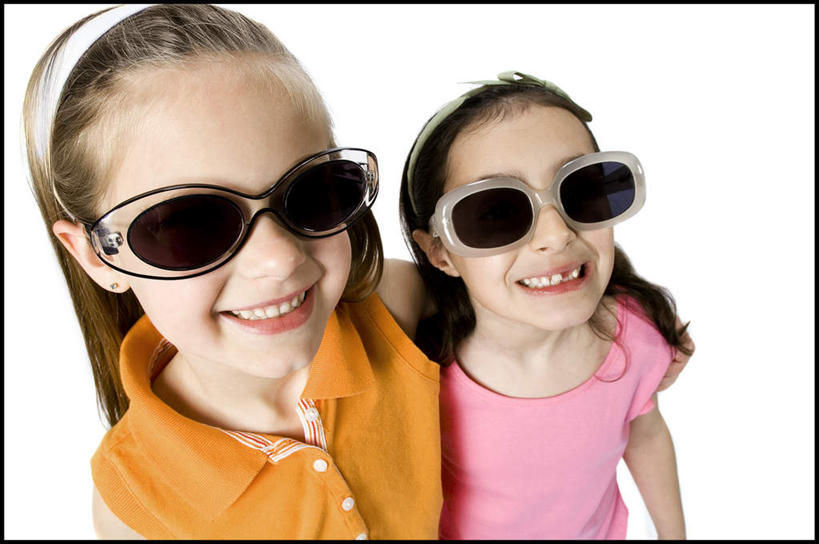 西方人,儿童,两个人,伙伴,朋友,站,笑,微笑,露齿笑,横图,俯视,室内,白天,白色背景,友谊,纯洁,欧洲,欧洲人,服装,装饰,墨镜,头饰,眼镜,注视,休闲装,小孩,衣服,发箍,发饰,饰品,太阳镜,太阳眼镜,观察,看,站着,休闲,休闲服,遮阳镜,可爱,童年,童趣,搭,摄影,服饰,影棚,头箍,观看,华丽,修饰,点缀,察看,搭着,关注,发卡,童真,烂漫,无邪,配饰,两副,衬托,美观,雅致,雅观,天真,友情,女孩,女人,女性,白种人,站立,半身,彩图,高角度拍摄,影棚拍摄,拍摄,女生