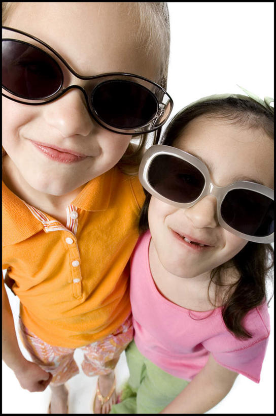 西方人,儿童,两个人,伙伴,朋友,站,笑,微笑,露齿笑,竖图,俯视,室内,白天,白色背景,友谊,纯洁,欧洲,欧洲人,服装,装饰,墨镜,头饰,眼镜,注视,休闲装,小孩,衣服,发箍,发饰,饰品,太阳镜,太阳眼镜,观察,看,站着,休闲,休闲服,遮阳镜,可爱,童年,童趣,搭,摄影,服饰,影棚,头箍,观看,华丽,修饰,点缀,察看,搭着,关注,发卡,童真,烂漫,无邪,配饰,两副,衬托,美观,雅致,雅观,天真,友情,女孩,女人,女性,白种人,站立,半身,彩图,高角度拍摄,影棚拍摄,拍摄,女生