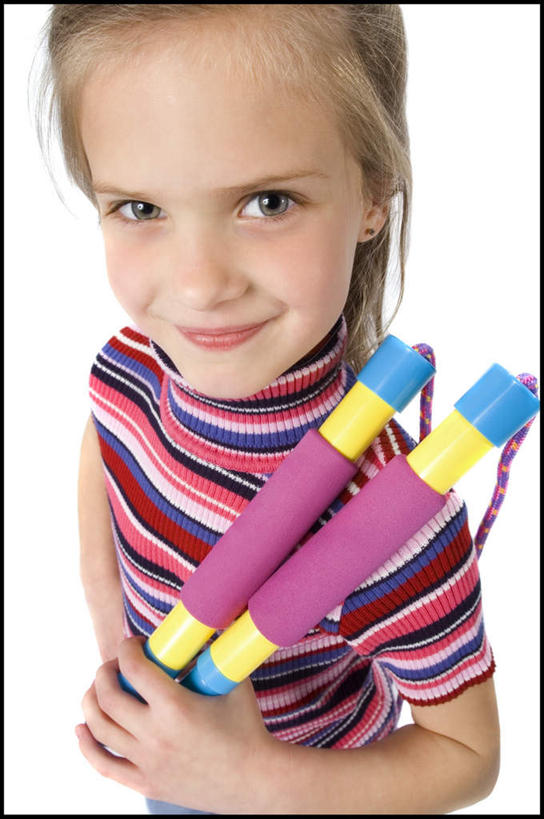 西方人,儿童,一个人,站,笑,微笑,竖图,俯视,室内,白天,白色背景,纯洁,欧洲,欧洲人,仅一个女性,仅一个人,服装,注视,休闲装,一个,小孩,衣服,绳子,观察,看,站着,仅一个小孩,休闲,休闲服,可爱,童年,童趣,摄影,服饰,影棚,单个,观看,绳索,察看,关注,童真,烂漫,无邪,天真,女孩,女人,女性,白种人,孩子,抬头,仰头,站立,半身,彩图,高角度拍摄,影棚拍摄,拍摄,女生