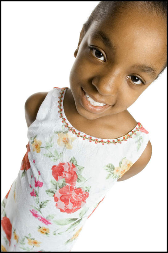 西方人,儿童,一个人,站,笑,微笑,露齿笑,竖图,俯视,室内,白天,白色背景,纯洁,欧洲,非洲,黑人,欧洲人,仅一个女性,仅一个人,服装,注视,休闲装,小孩,衣服,观察,看,站着,仅一个小孩,休闲,休闲服,可爱,童年,童趣,摄影,服饰,影棚,观看,察看,关注,童真,烂漫,无邪,天真,女孩,女人,女性,非洲人,孩子,抬头,仰头,站立,半身,彩图,高角度拍摄,影棚拍摄,拍摄,女生