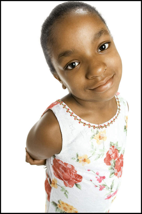 西方人,儿童,一个人,站,笑,微笑,露齿笑,竖图,俯视,室内,白天,白色背景,纯洁,欧洲,非洲,黑人,欧洲人,仅一个女性,仅一个人,服装,注视,休闲装,小孩,衣服,观察,看,站着,仅一个小孩,休闲,休闲服,可爱,童年,童趣,摄影,服饰,影棚,观看,察看,关注,童真,烂漫,无邪,天真,女孩,女人,女性,非洲人,孩子,抬头,仰头,站立,半身,彩图,高角度拍摄,影棚拍摄,拍摄,女生