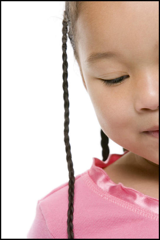 东方人,儿童,脸,头,脸颊,一个人,竖图,室内,特写,白天,白色背景,正面,纯洁,亚洲,仅一个女性,仅一个人,服装,注视,休闲装,黄种人,肩膀,小孩,衣服,粉色,低头,观察,看,仅一个小孩,休闲,休闲服,可爱,童年,童趣,摄影,服饰,影棚,观看,察看,关注,童真,烂漫,无邪,垂头,天真,女孩,女人,女性,亚洲人,孩子,头部,脸部,脸蛋,面部,半身,彩图,影棚拍摄,拍摄,女生