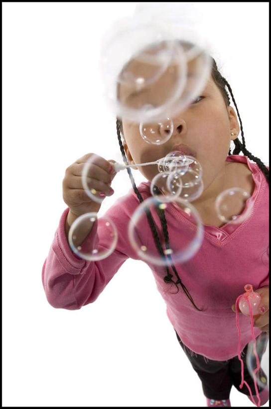 东方人,儿童,一个人,竖图,俯视,室内,白天,白色背景,游戏,纯洁,玩具,亚洲,仅一个女性,仅一个人,握,服装,玩,注视,休闲装,黄种人,娱乐,一个,小孩,衣服,粉色,泡泡,观察,看,仅一个小孩,休闲,休闲服,可爱,童年,童趣,益智,握着,摄影,服饰,影棚,单个,观看,活动,察看,发泄,关注,消遣,智力,泡泡机,童真,烂漫,无邪,宣泄,天真,女孩,女人,女性,亚洲人,孩子,抬头,玩耍,嬉戏,仰头,半身,彩图,高角度拍摄,影棚拍摄,拍摄,女生