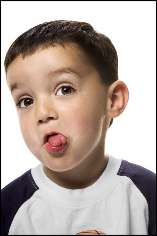 西方人,儿童,脸,头,脸颊,头发,一个人,竖图,室内,特写,白天,白色背景,正面,纯洁,欧洲,欧洲人,仅一个男性,仅一个人,服装,注视,休闲装,吐舌头,肩膀,小孩,衣服,黑色,观察,看,伸舌头,仅一个小孩,休闲,鬼脸,休闲服,吐舌,可爱,童年,童趣,摄影,服饰,影棚,观看,察看,关注,童真,烂漫,无邪,天真,男孩,男人,男性,白种人,孩子,头部,直发,脸部,脸蛋,面部,半身,彩图,影棚拍摄,拍摄,短发,男生