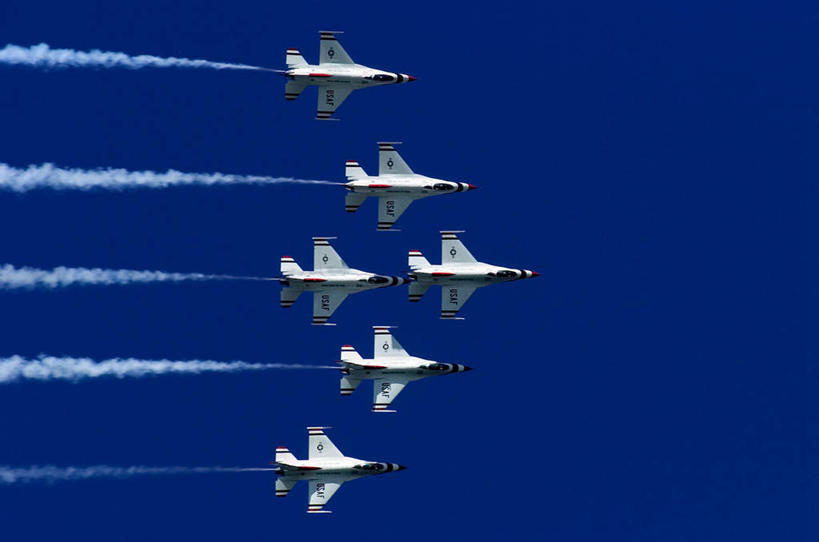 无人,横图,室外,白天,仰视,飞机,一排,阴影,整齐,光线,影子,烟雾,云,云朵,云彩,航空,排列,蓝色,白云,蓝天,天空,阳光,交通工具,天,战争,空军,晴朗,污染,废气,战斗机,队列,载具,轰炸机,军用机,飞机尾迹,军用战斗机,攻击机,五架,尾迹云,机尾云,飞机拉烟,云带,尾迹,机尾迹,飞机尾气,晴空,彩图,低角度拍摄