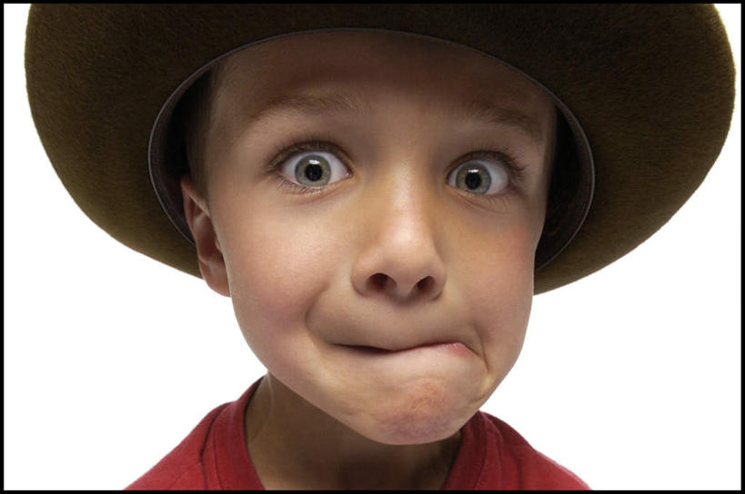 西方人,儿童,脸,头,脸颊,一个人,横图,室内,特写,白天,白色背景,正面,纯洁,帽子,欧洲,欧洲人,仅一个男性,仅一个人,服装,注视,休闲装,肩膀,小孩,衣服,红色,观察,看,仅一个小孩,休闲,鬼脸,休闲服,牛仔帽,可爱,童年,童趣,摄影,服饰,影棚,观看,抿嘴,察看,关注,童真,烂漫,无邪,一顶,天真,男孩,男人,男性,白种人,孩子,头部,脸部,脸蛋,面部,半身,彩图,影棚拍摄,拍摄,男生