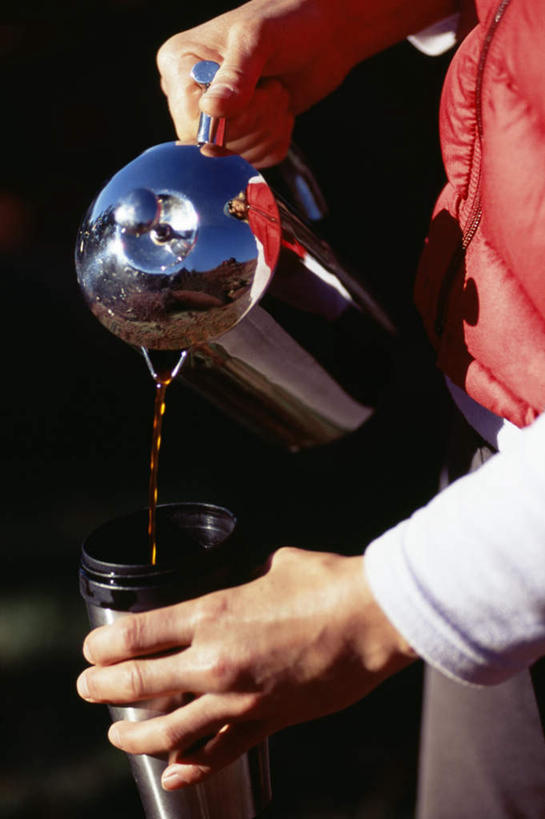 西方人,手,一个人,竖图,俯视,室外,特写,白天,运动服,水,杯子,欧洲,欧洲人,双手,仅一个男性,仅一个人,仅一个中年男性,倒,服装,朦胧,模糊,壶,液体,水滴,水壶,一个,衣服,茶壶,容器,水杯,手部,服饰,单个,衣着,穿着,衣饰,男人,男性,中年男性,白种人,茶杯,半身,彩图,高角度拍摄,运动装