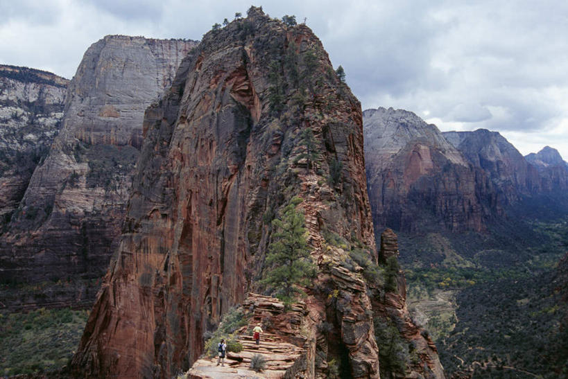 西方人,两个人,伙伴,朋友,攀登,横图,俯视,航拍,室外,白天,运动服,锻炼,旅游,度假,探险,友谊,运动,攀岩,山,山脉,植物,欧洲,欧洲人,握,服装,山峰,乌云,云,阴天,云朵,山峦,云彩,娱乐,极限运动,树,树木,衣服,绿色,天空,自然,群山,天,享受,休闲,爬,放松,握着,服饰,生长,成长,昏暗,衣着,阴沉,鸟瞰,穿着,室外运动,户外运动,衣饰,冒险,体育,友情,男人,男性,中年男性,白种人,登山,攀爬,彩图,高角度拍摄,全身,健身,运动装